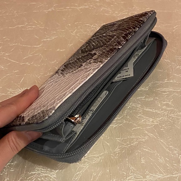 Faux Leather Snakeskin Wallet - Picture 2 of 4